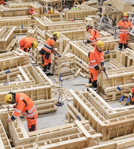 Rakennusalan opiskelijoita Stadin AO:ssa rakennustehtävissä.