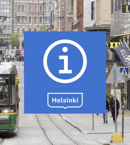 Info-logo Aleksanterinkadun katuvilinän päällä.