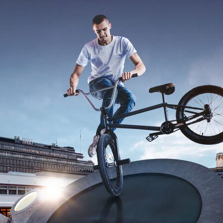 Nuorukainen temppuilee BMX-pyörän kanssa Lasipalatsin aukiolla.