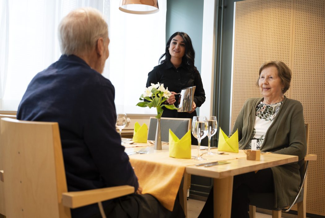Khadija Karahni Fatih tarjoilee ravintola Kokissa Marketta ja Veikko Kososille.