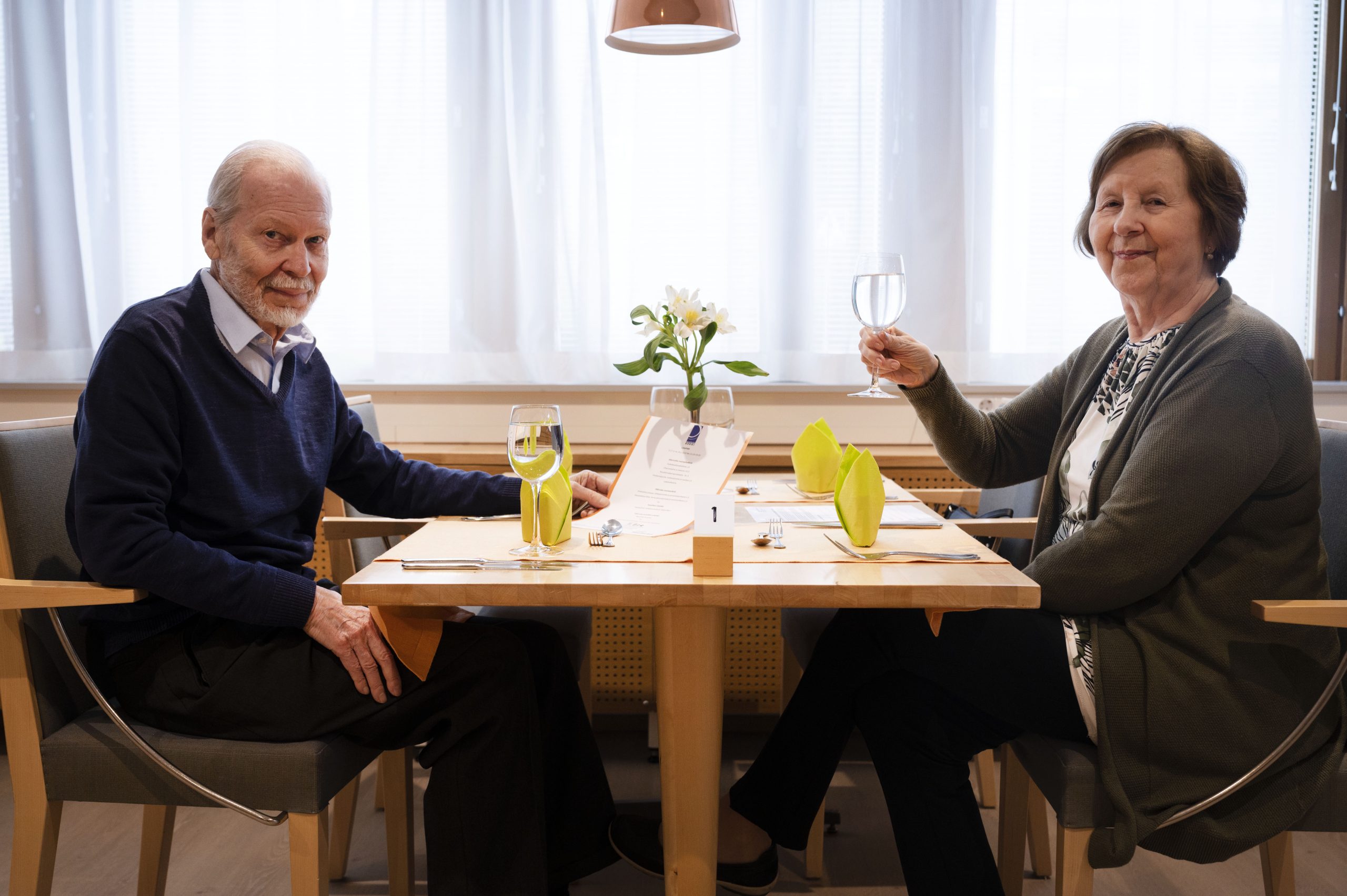 Marketta ja Veikko Kosonen lounastavat ravintola Kokissa.
