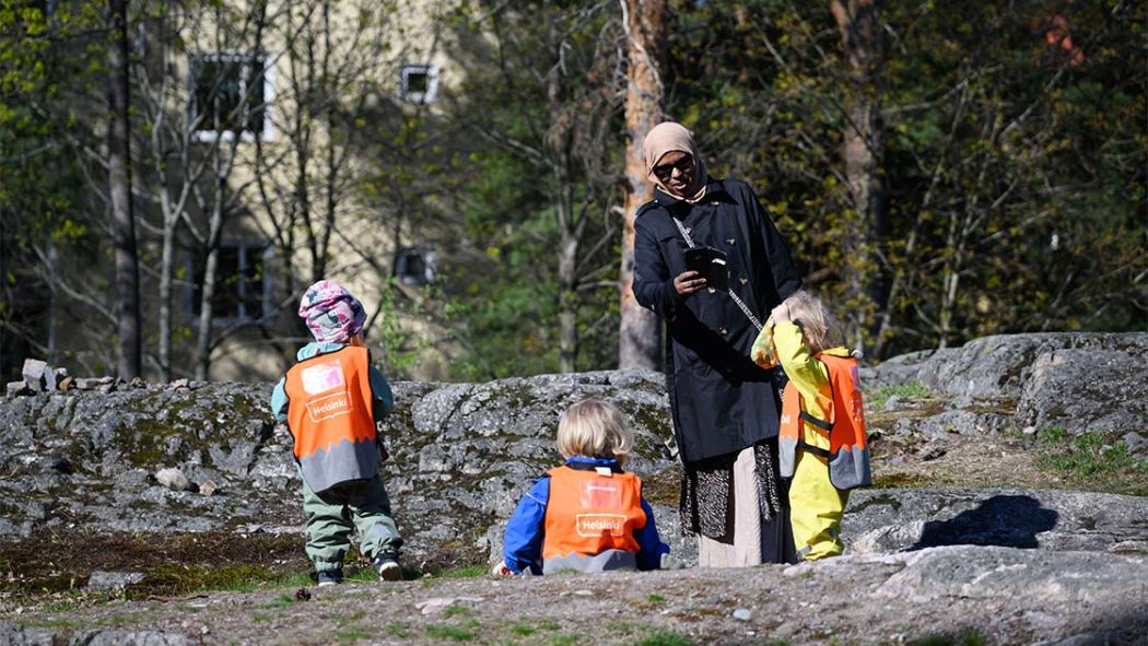 Farah Diriye ulkoilemassa päiväkotilasten kanssa.