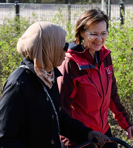 Stadin AO:n työelämäopettaja Aila Kuusio ja lastenhoitajaksi opiskeleva Farah Diriye kävelyllä.