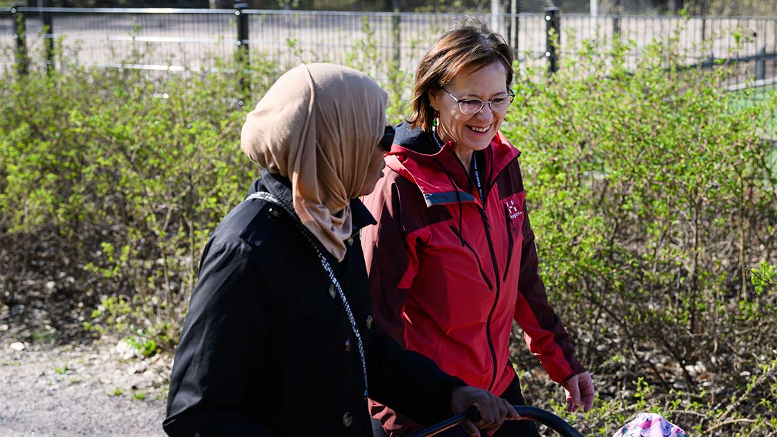 Stadin AO:n työelämäopettaja Aila Kuusio ja lastenhoitajaksi opiskeleva Farah Diriye kävelyllä.