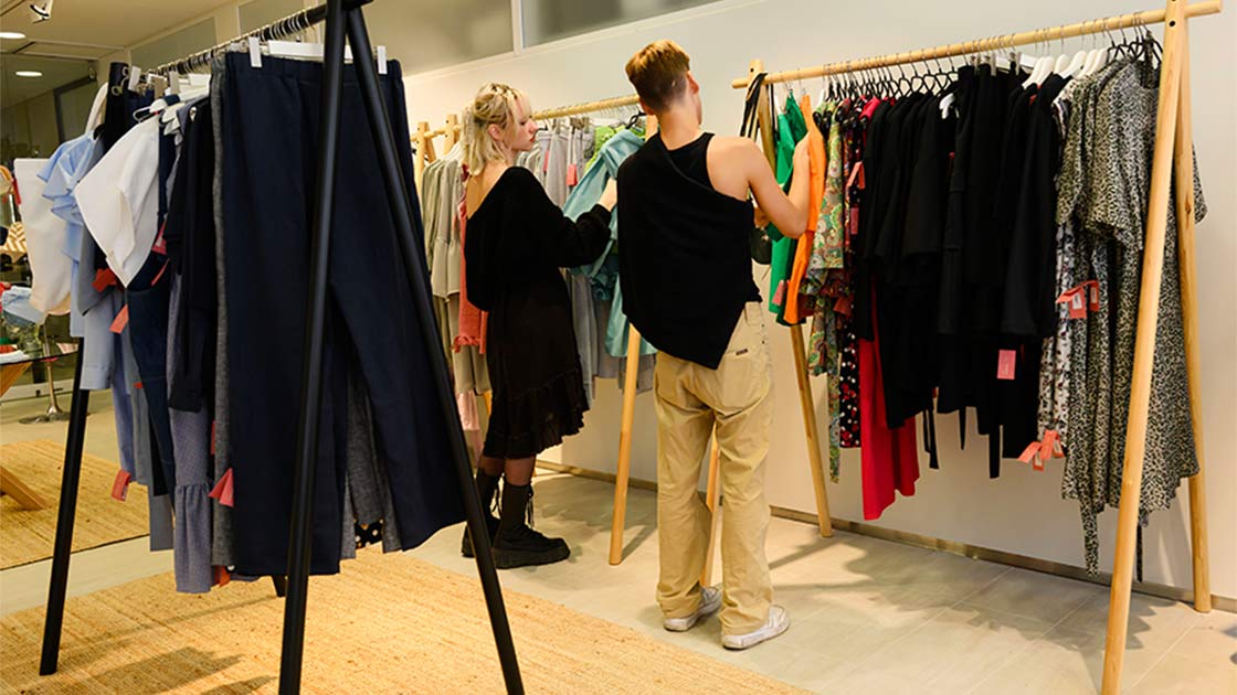 Tekstiili- ja muotialan opiskelijat Stadin Luova -myymälässä.
