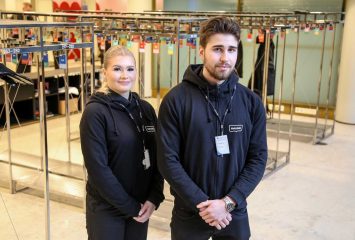 Kaksi turvallisuusalan opiskelijaa Helsingin kaupungintalolla.